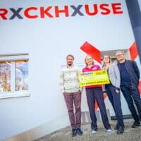 Bild der Scheckübergabe an das Papageno Kinderhospiz.