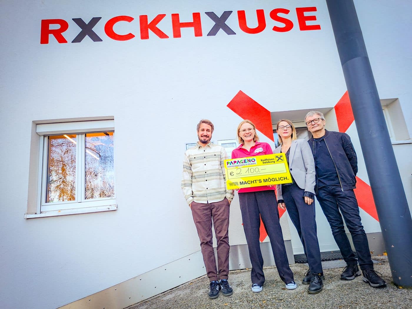 Bild der Scheckübergabe an das Papageno Kinderhospiz.