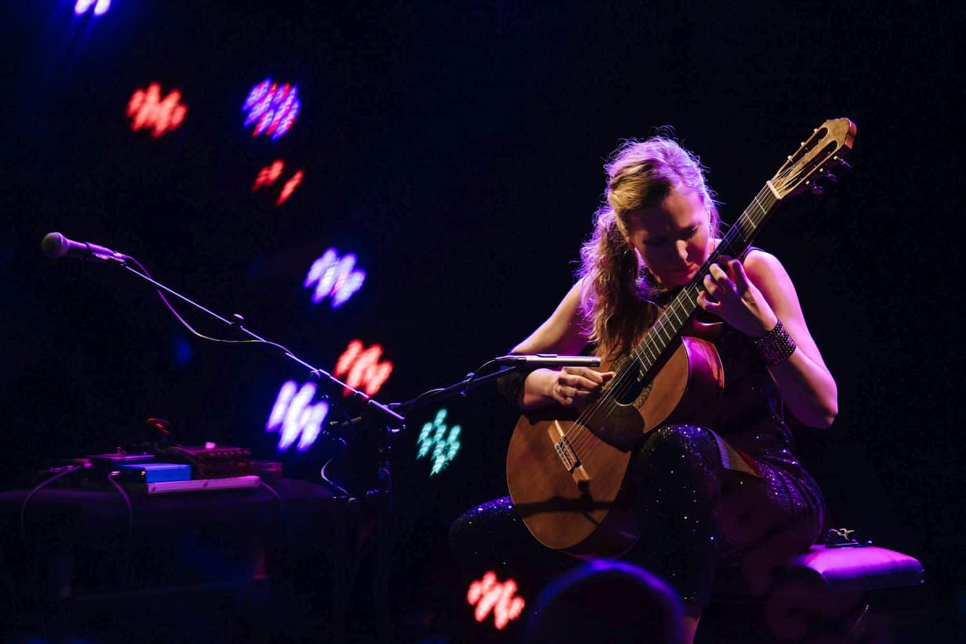 Bild der Gitarristin Julia Malischnig