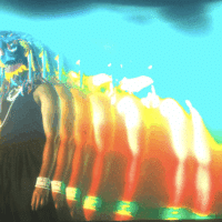 Ein Videostill aus dem Musikvideo "NATEMU නටමු" von Sänger KVSAL