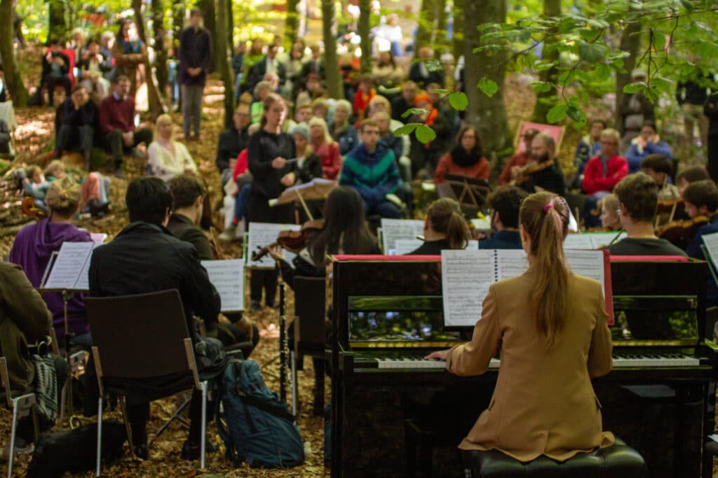 Bid des Kammerorchesters des Alma Mahler Musikvereins, Aufführung von Mahlers 4. Symphonie in seinem Komponierhäuschen in Maiernigg