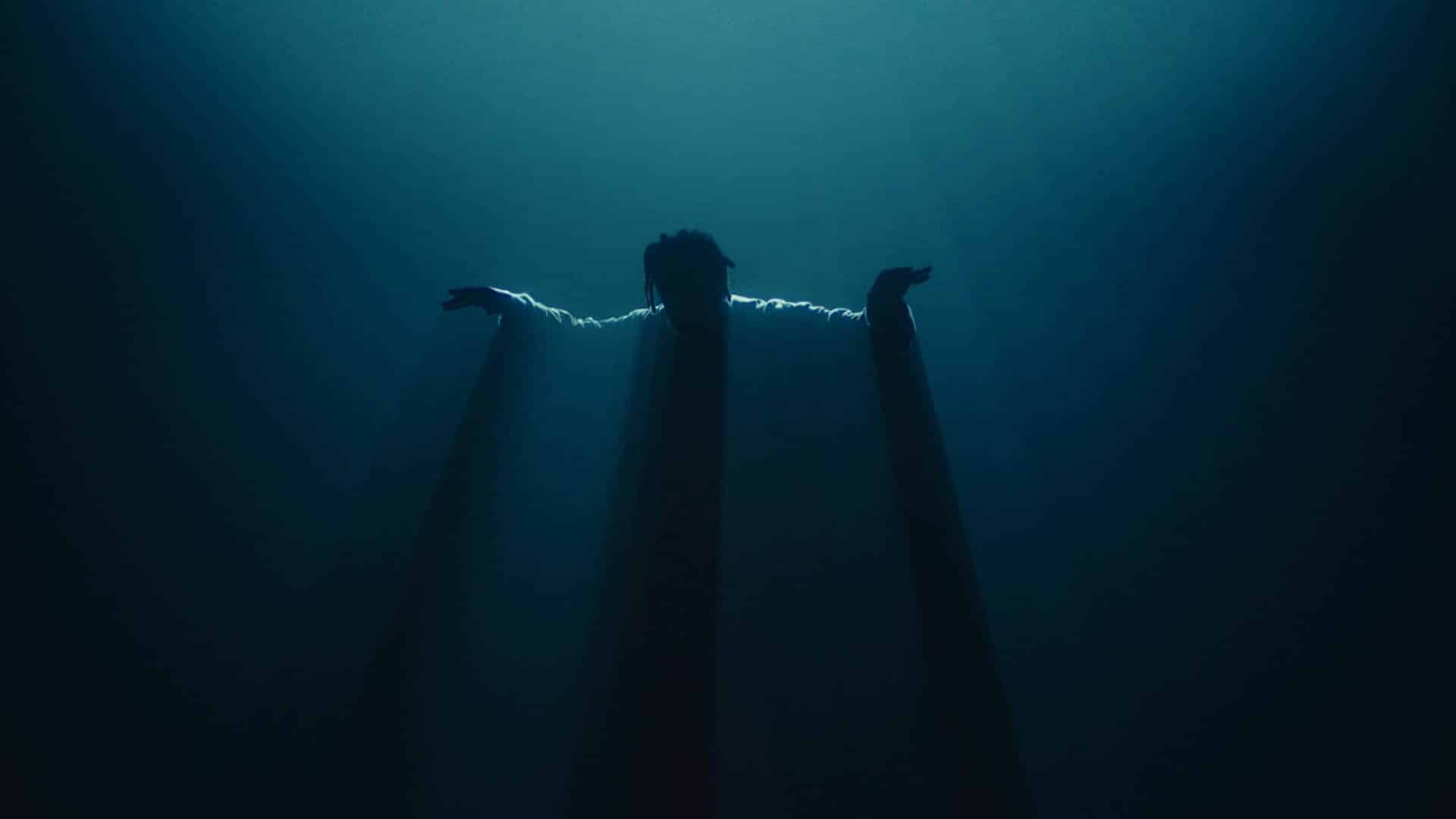 Ein Videostill aus dem Musikvideo "Afterglow" von Klangkarussell x GIVVEN, produziert von Rupert Höller
