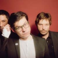 Das Trio Kommando Elefant vor einem roten Hintergrund