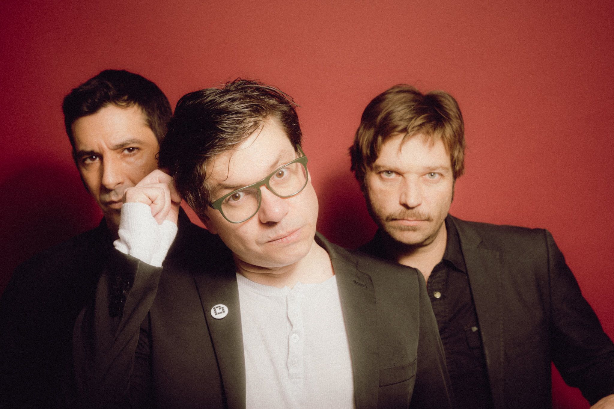 Das Trio Kommando Elefant vor einem roten Hintergrund