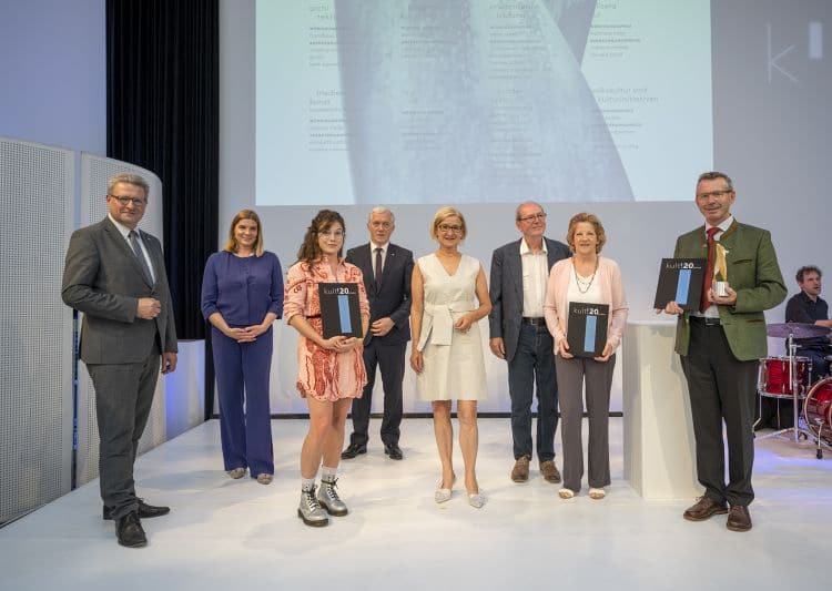 Von links nach rechts: Hermann Dikowitsch (Leiter der Gruppe Kunst und Kultur), Veronika Haslinger (Raiffeisen-Holding NÖ-Wien), Stephanie Chirila (Anerkennungspreisträgerin), Martin Lammerhuber (Kultur.Region.Niederösterreich GmbH), Landeshauptfrau Johanna Mikl-Leitner, Gustav und Ursula Seemann (Anerkennungspreisträger) und Franz Huber (Würdigungspreisträger) (c) NLK Schaler