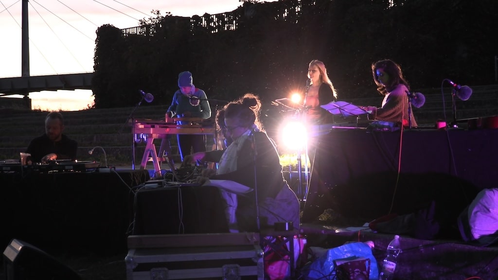 Aramesh (Wien, Kaisermühlenbucht, 3.10.2021)

Eine literarisch-akustische Auseinandersetzung mit Sound und dem sonischen Spektrum von Gewalt und Krieg, in Form von (fiktionalisierten) Interviews mit in Wien lebenden Personen unterschiedlicher Herkunft und Aufenthalten zwischen Griechenland, Armenien, Ex-Jugoslawien und Wien.
Live-Radio-Performance an der Kaisermühlenbucht (Neue Donau) im Rahmen von "Aramesh", v.l.n.r: Wolfgang Fuchs, JUUN, Asifeh, Lale Rodgarkia-Dara, Angelika Schausberger, Mohadese Siasar