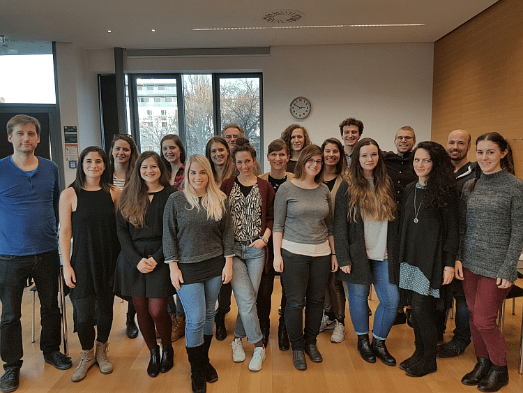 Foto: Die Absolventinnen des zweiten Zertifikatslehrgangs Musikwirtschaft.