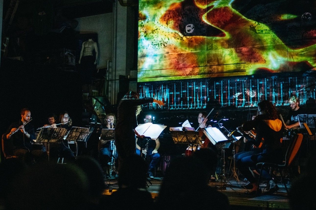 Bild des Ensembles Black Page Orchestra auf der Bühne bei einem Konzert,