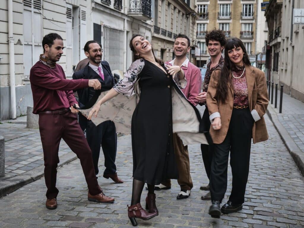 Bild der Musikgruppe Les Marx Sisters in einer Gasse stehend
