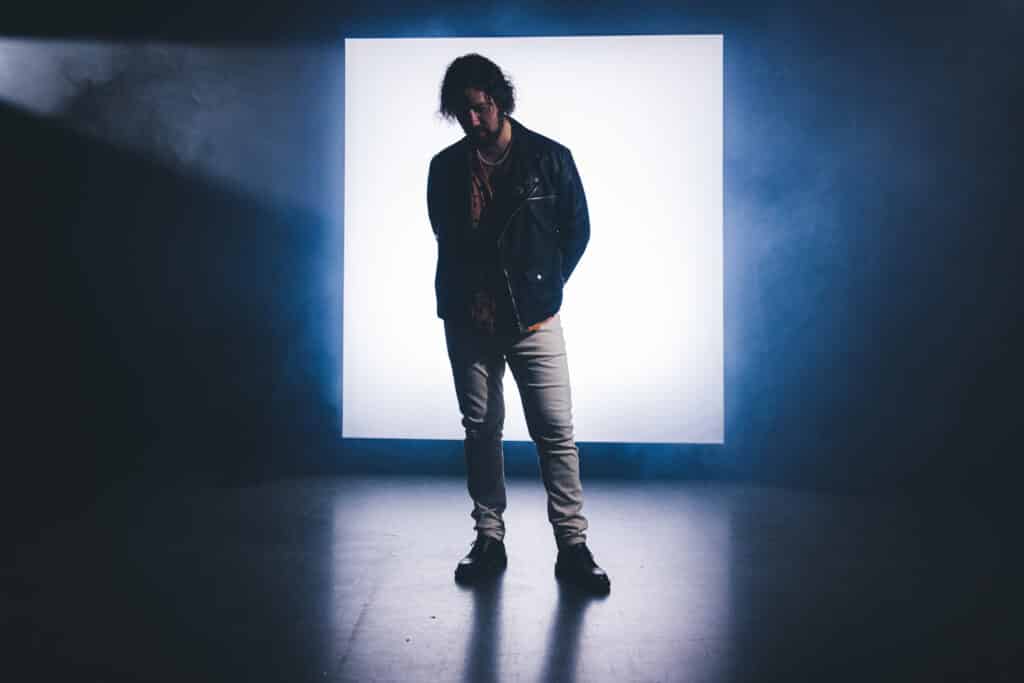 Der Musiker Lex Candy vor einer weißen LED-Wand.