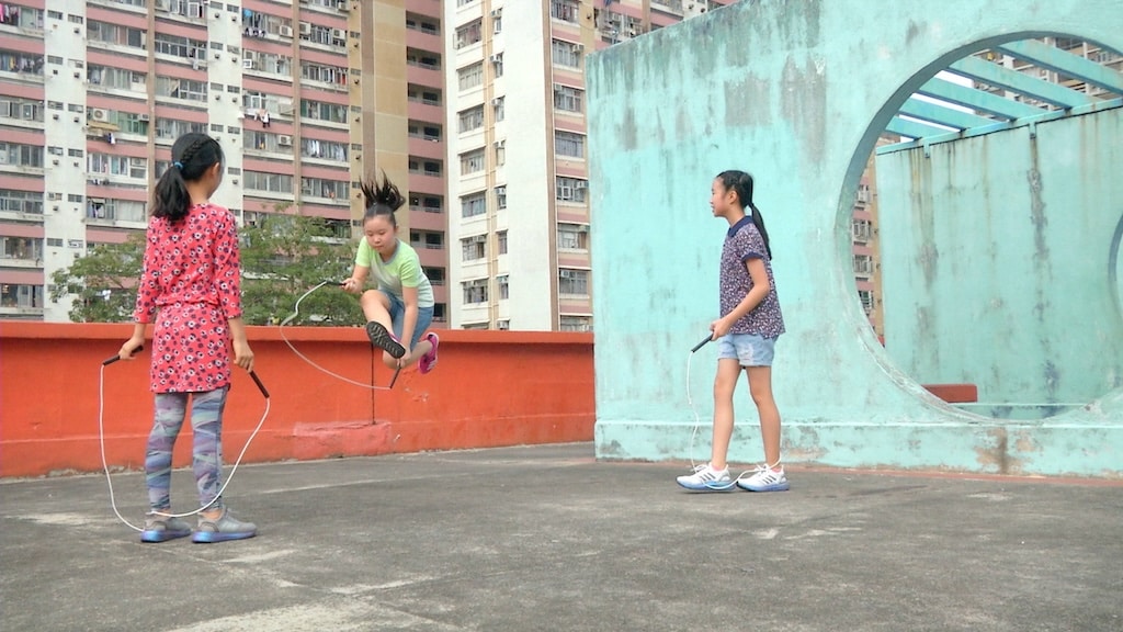 Francis Alÿs, Kurzfilmreihe Children’s Games
Jump Rope, Hong Kong, 2019 (Filmstill)