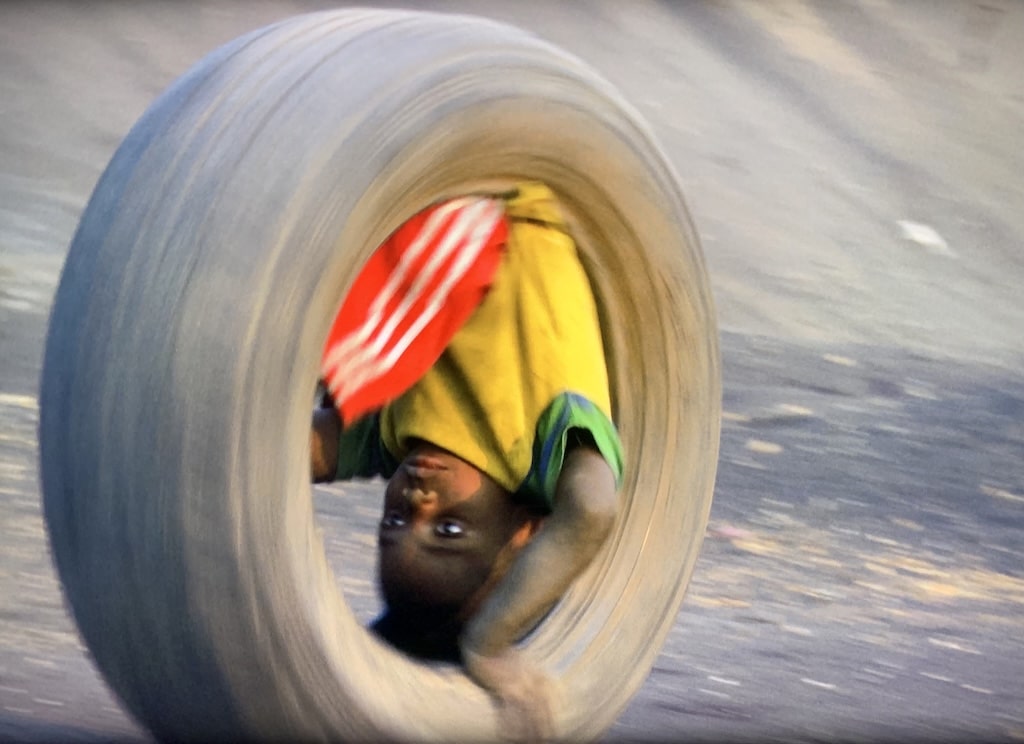 Francis Alÿs, Kurzfilmreihe Children’s Games La roue, Demokratische Republik Kongo, 2021 (Filmstill)