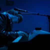 Bild des Musikers Martin Klein, am Keyboard, im blauen Licht
