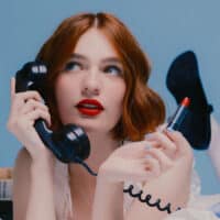 Mira Taylor mit Telefon