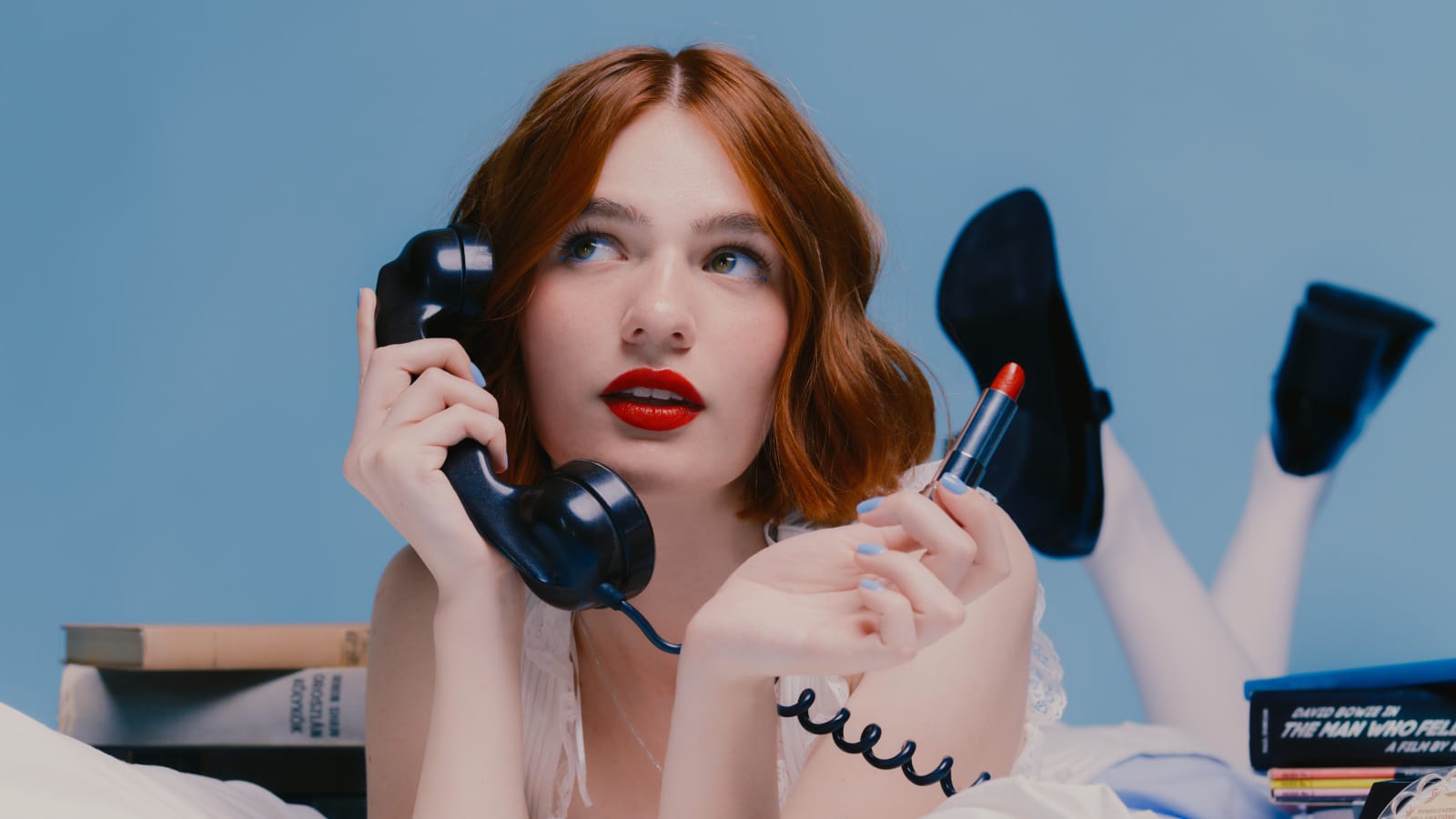 Mira Taylor mit Telefon