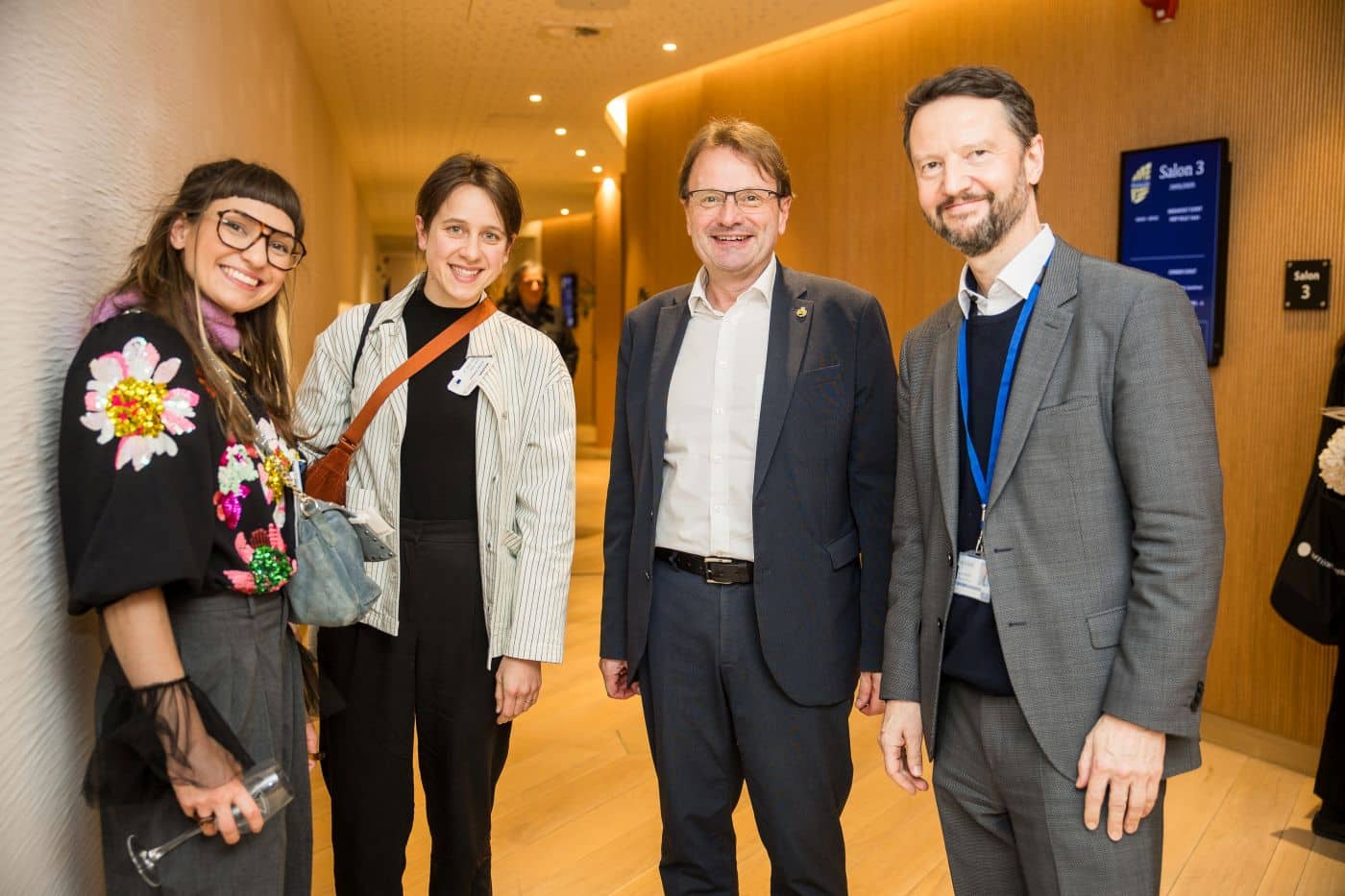 Bild Musikerin (v.l.) Anna Buchegger, Stefanie Geier (AKM), Hannes Heide (MdEP) und Gerhard Jagersberger (Ständige Vertretung Österreichs bei der EU) © Aloha Fred.jpg