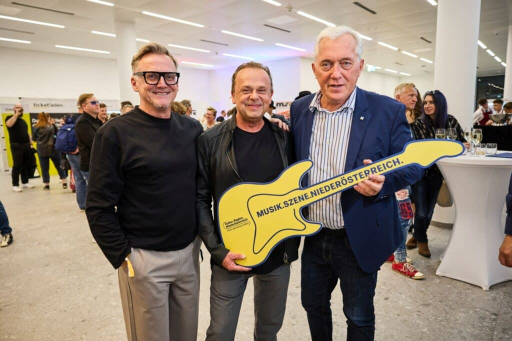 Bild mit Peter Pansky, Depeche Mode-Drummer Christian Eigner und Kultur.Region.Niederösterreich-Geschäftsführer Martin Lammerhuber