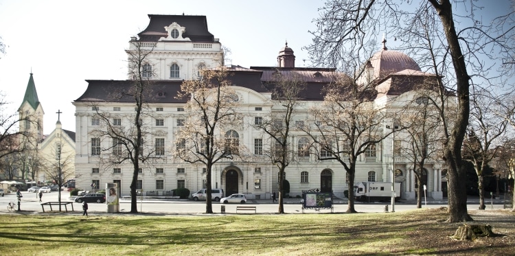 Hier sollte sich ein Bild der Oper Graz bei Tag befinden