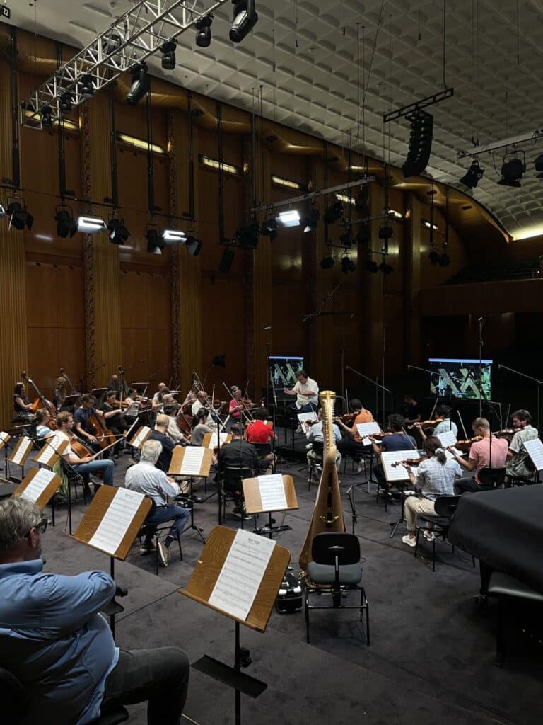 Bild eines probenden Orchesters