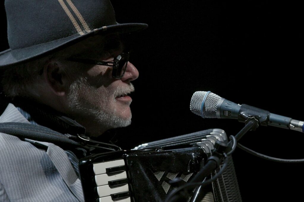 Bild des Musiker Otto Lechner im Konzert