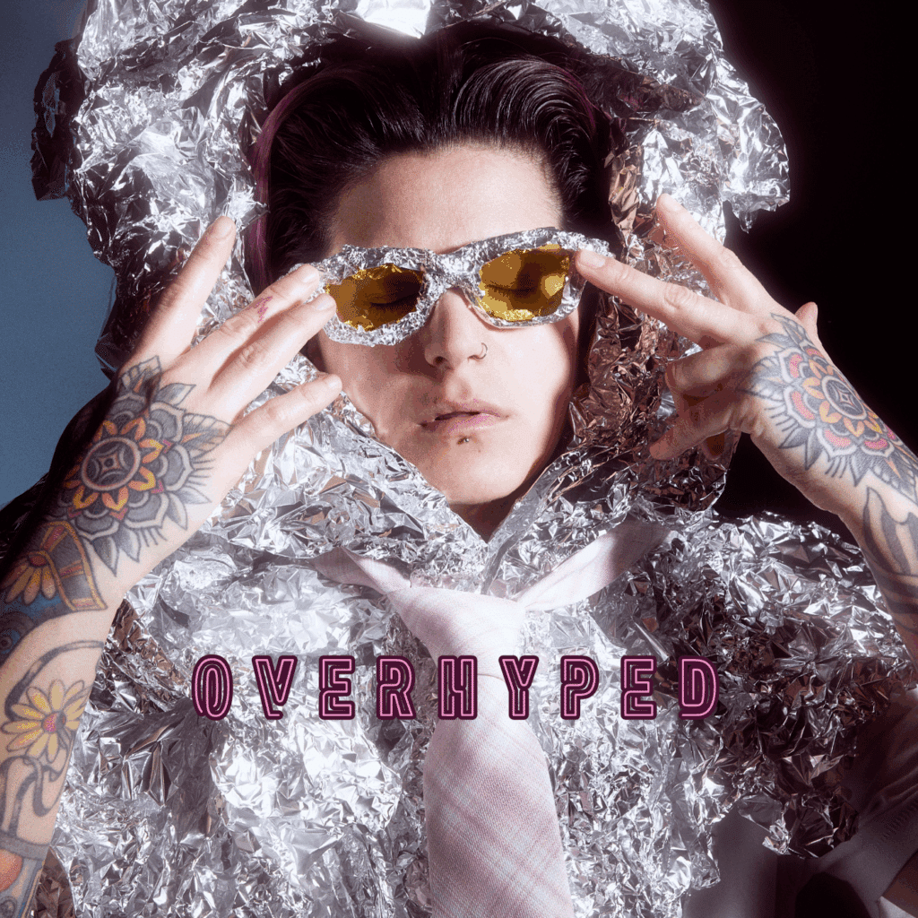 Das EP Cover von "Overhyped" zeigt Schwesta Ebra in Alufolie eingewickelt.