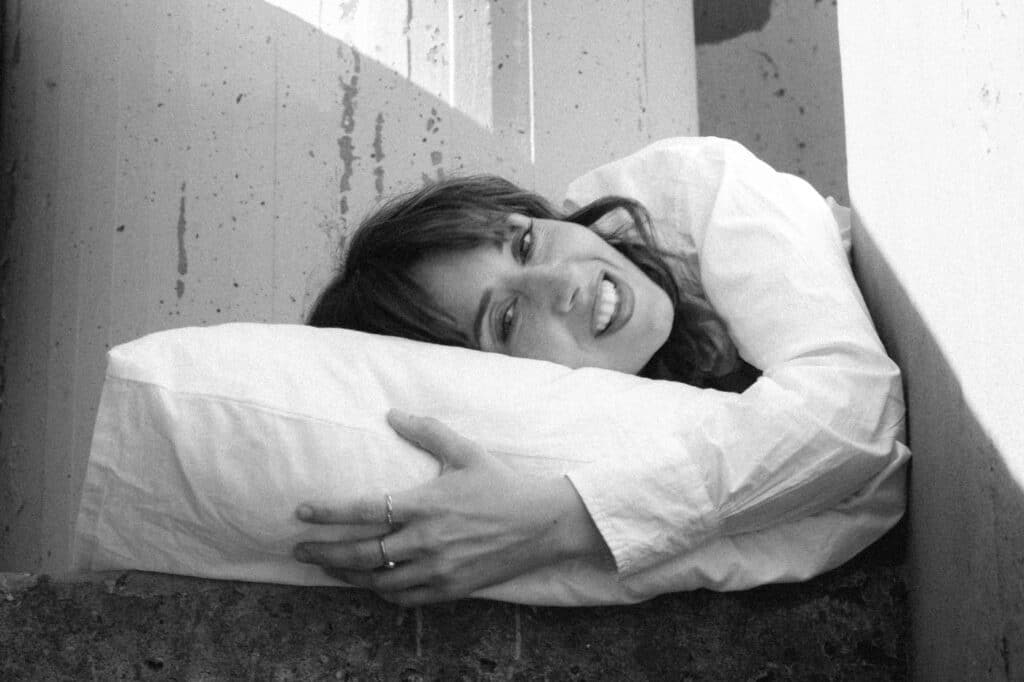 Bild der Musikerin Pippa auf einem Polster liegend