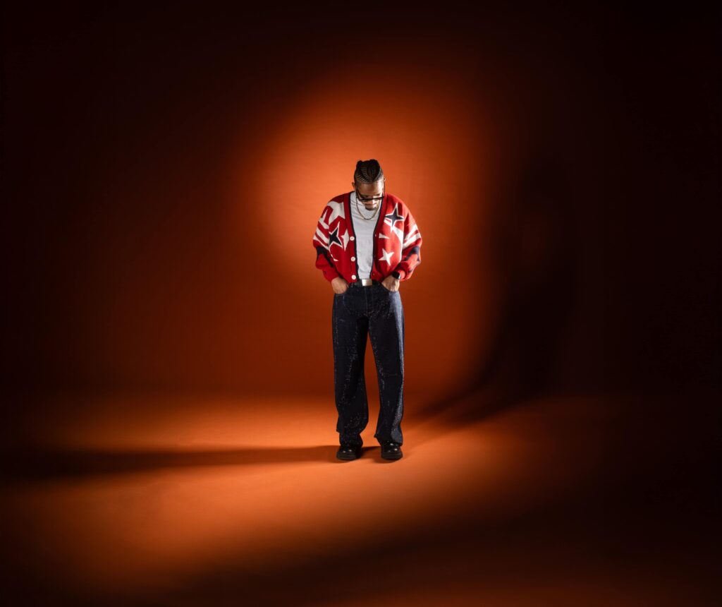 Der Rapper Evan Parks vor orangem Hintergrund