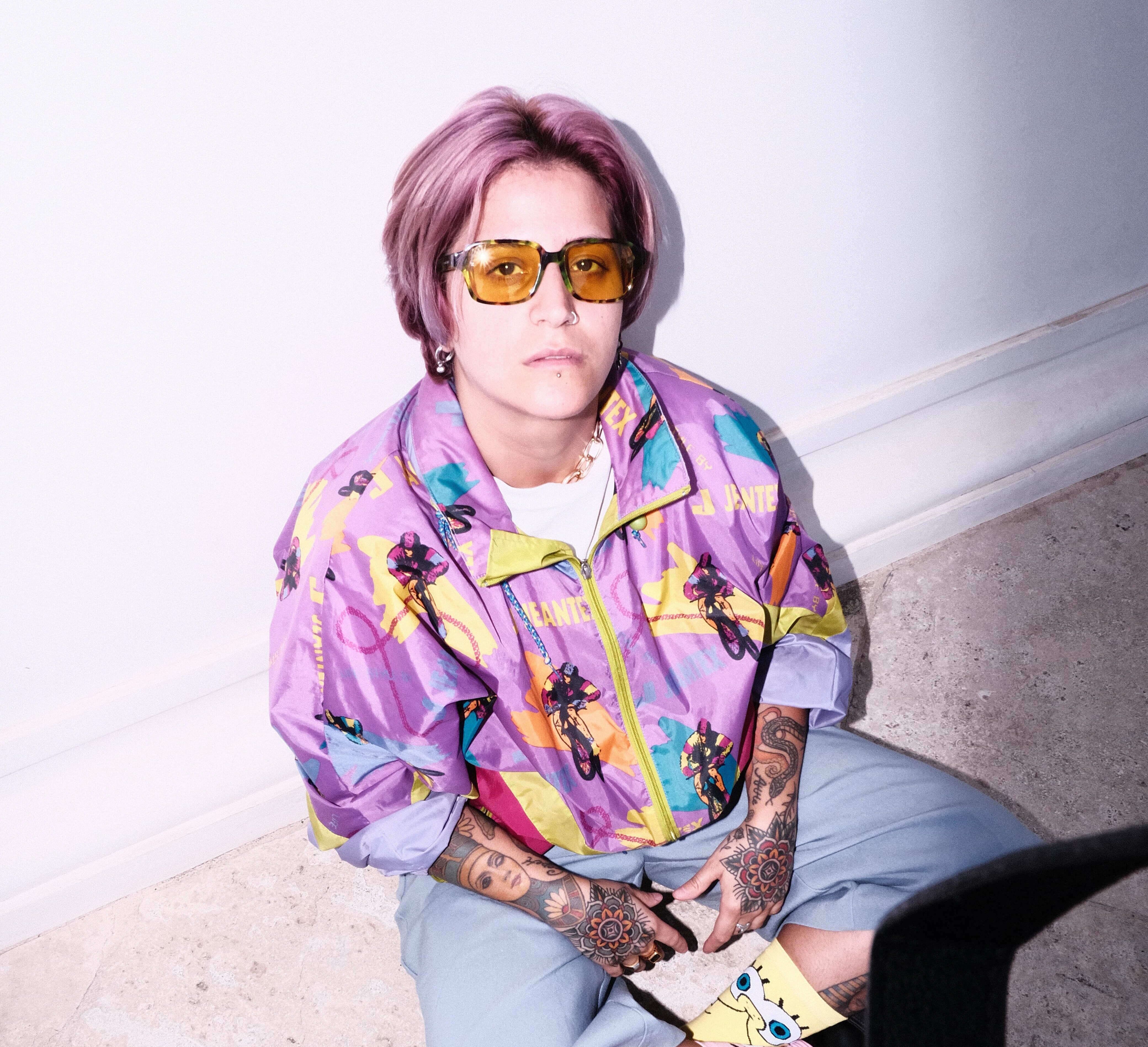 Die Wiener Rapperin Schwesta Ebra auf dem Boden sitzend