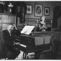 Richard Stöhr am Klavier in seiner Wiener Wohnung 1925 (c) Hedi Stöhr Ballantyne