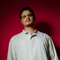 Bild des Musikers Rotieren vor rotem Hintergrund