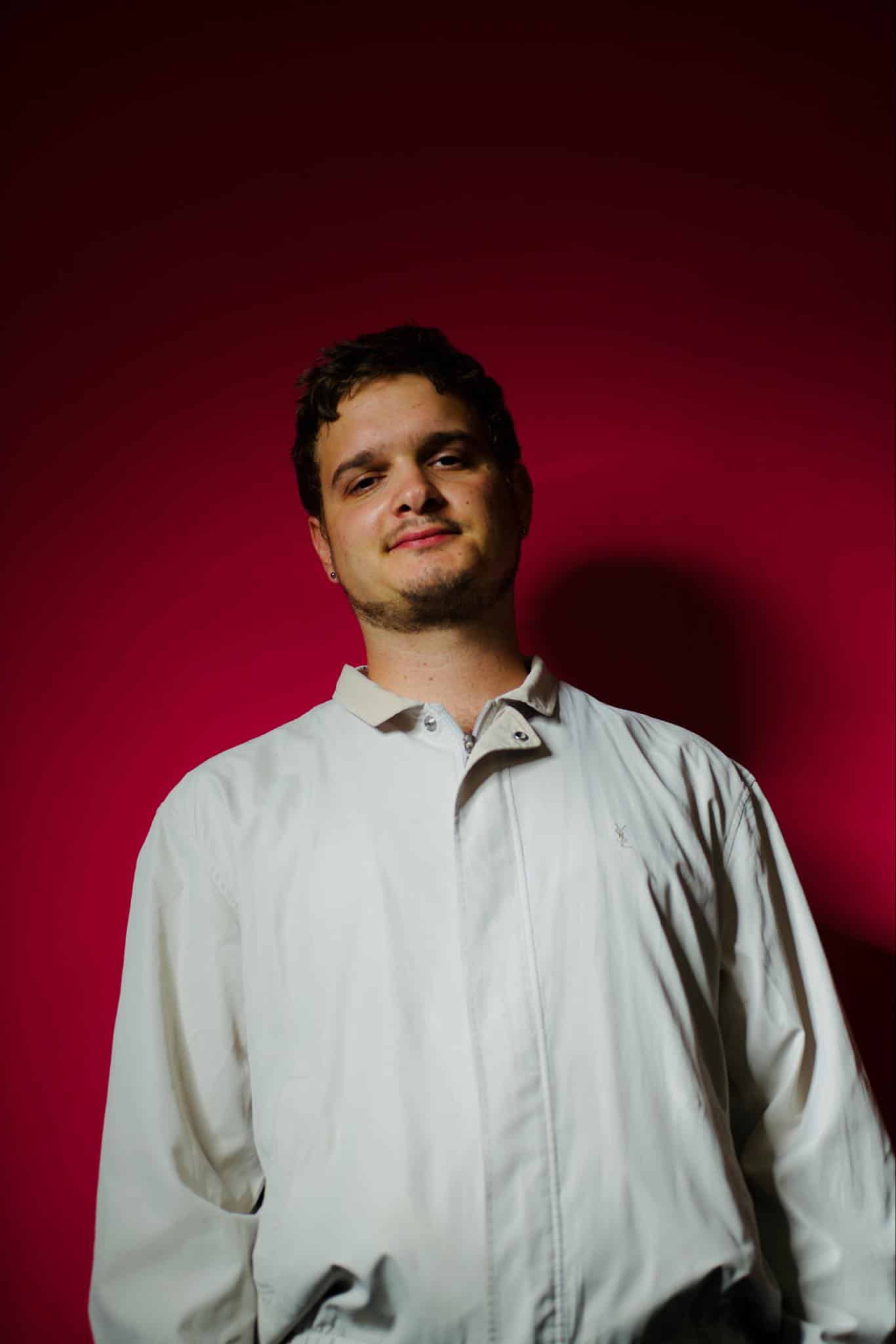 Bild des Musikers Rotieren vor rotem Hintergrund