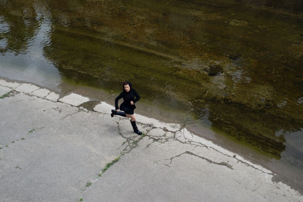 Bild der Musikerin und Produzentin Sanna Lu Una, fotografiert von oben