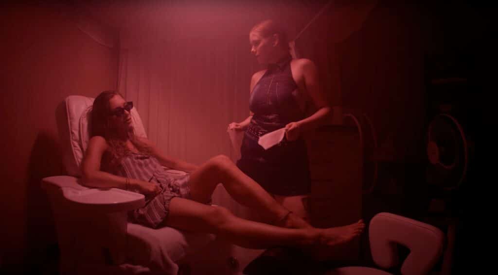 Videostill aus "Tencere". Zwei Frauen sind in einem Waxing-Studio zu sehen.