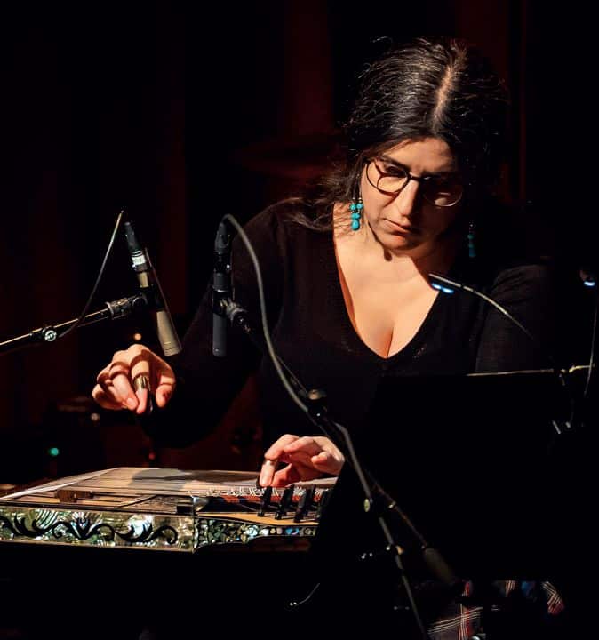 Bild der Musikerin Sofia Labropoulou ein Kanun spielend