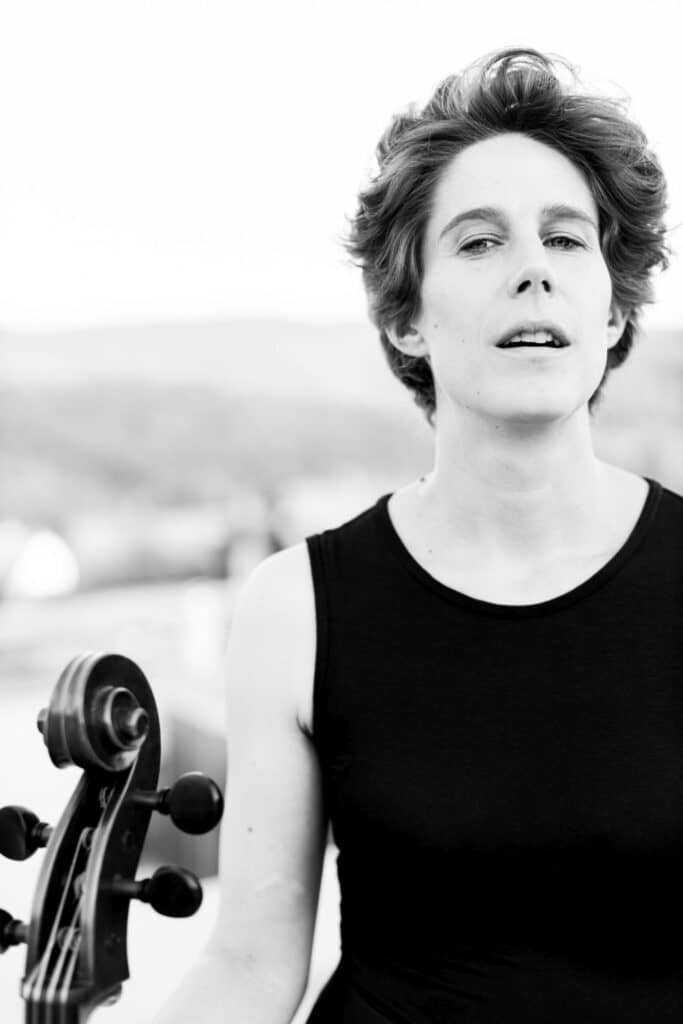 Schwarzweiss Porträtbild der Musikerin Sophie Abrahem
