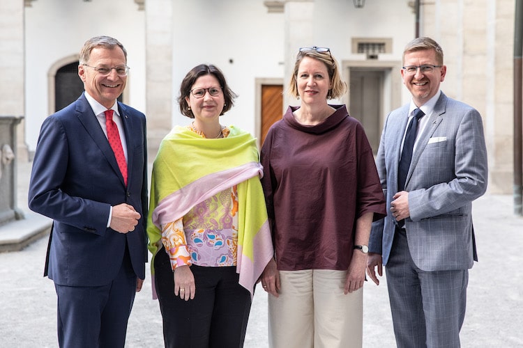 Landeshauptmann Thomas Stelzer, Julia Purgina, Claire Genewein und Martin Rummel