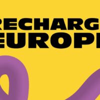 Sujet Recharge Europe, Schwarzer Schriftzug, gelber Hintergrund mit lila Schlaufe
