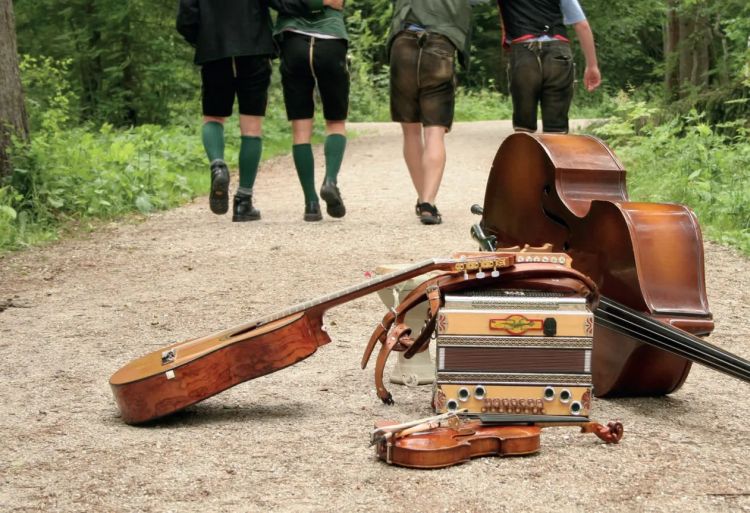 Sujet der musikalischen Straßenbahnfahrt im Rahmen von Hausmusi Roas der Festwochen Gmunden