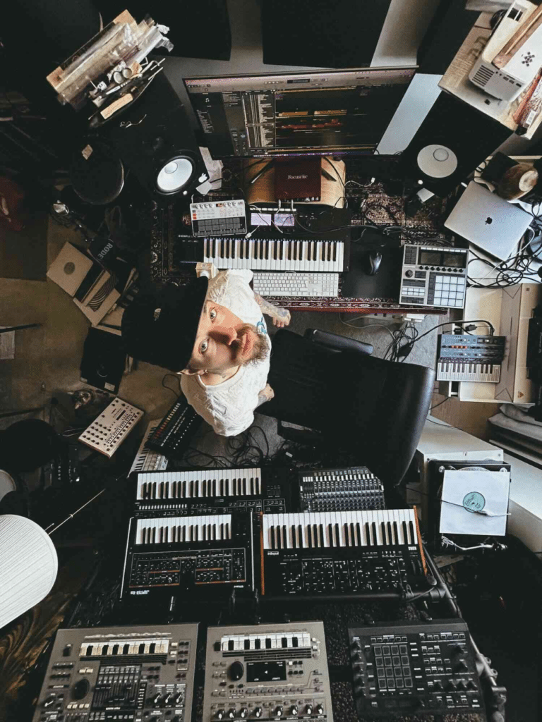 Bild Demuja mit Synthesizer