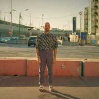 Der Musiker Tobias Pöcksteiner an einer Kreuzung stehend