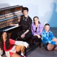 Verena Zeiner bringt mit tanz.sucht.theater das Körperkonzert „Buzz” auf die brut-Bühne