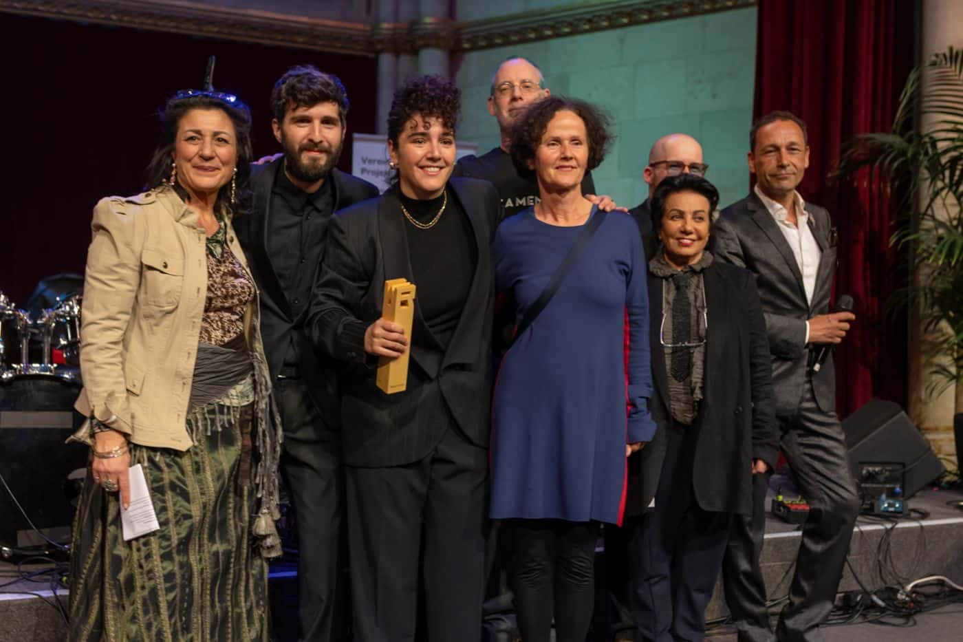 Bild der Verleihung des Willi Resetarits Preises 2025 mit EsRAP