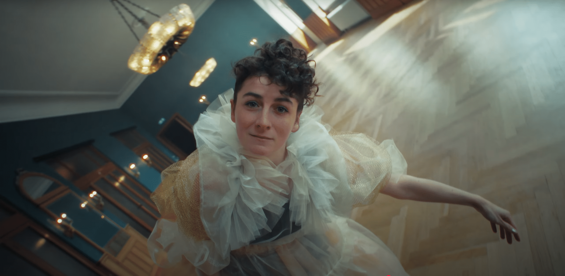 Videostill aus dem Musikvideo zu "Break into your House" von Naemi Latzer, die im Südbahnhotel tanzt.