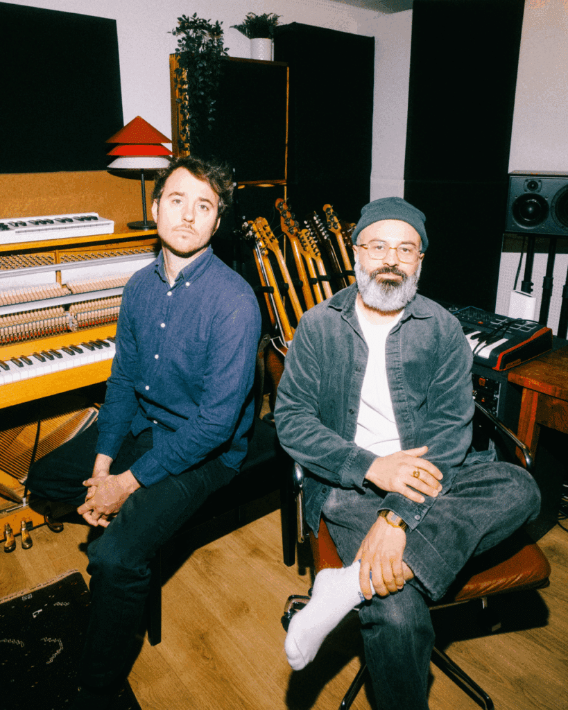 Bild der beiden Produzenten Vincenz Eder & Christoph Ertl in den Fiakka Studios