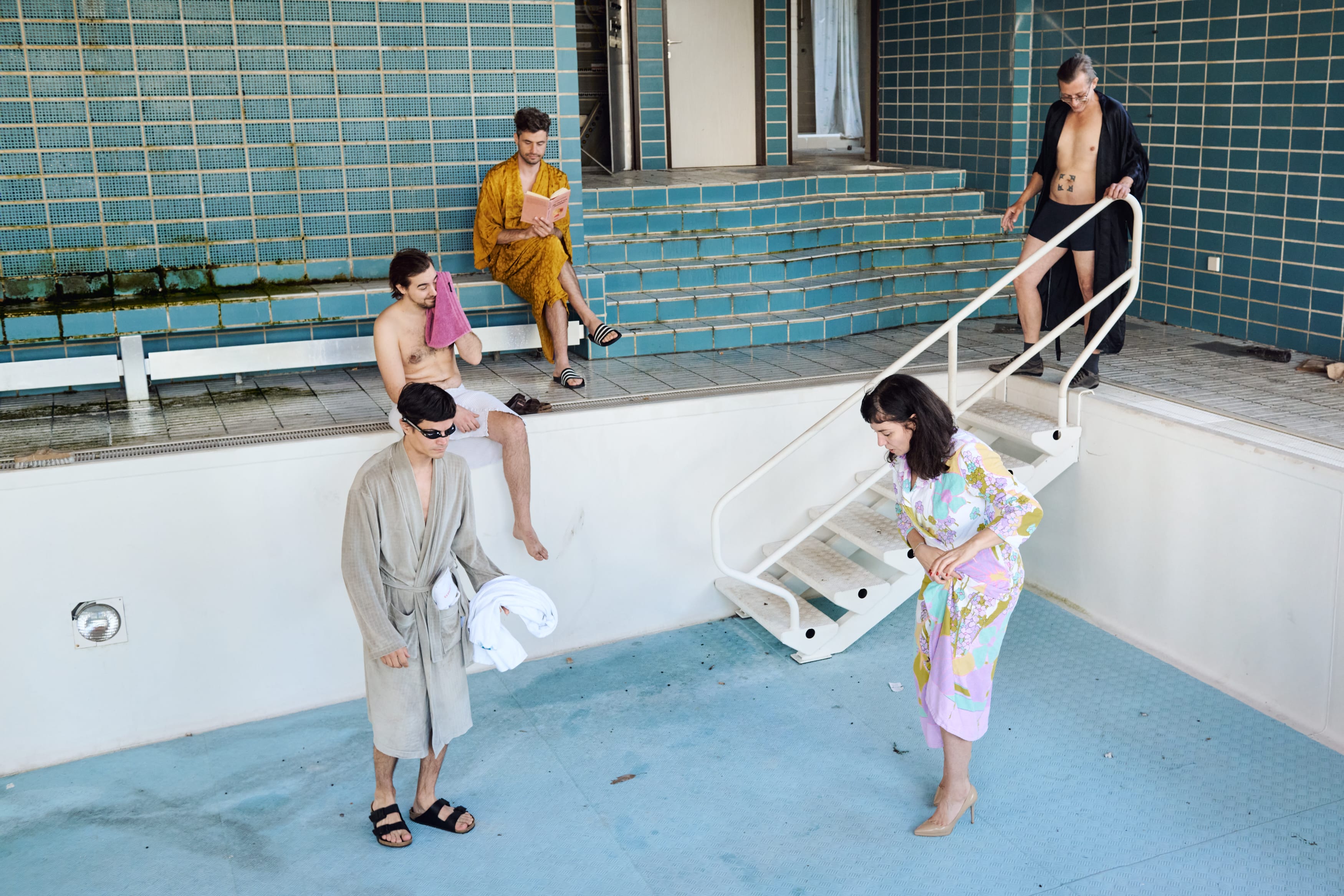 Die fünfköpfige Band woschdog in und um einen leeren Pool