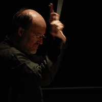 Walter Kobéra beim Dirigieren, fotografiert von Armin Bardel