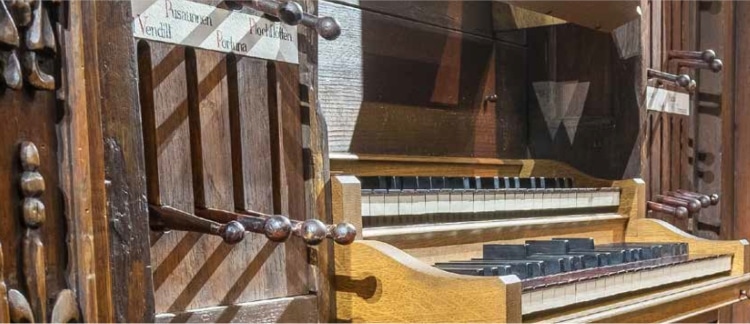 Die Wöckherl-Orgel von 1642 in der Franziskanerkirche Wien (mit geteilten Tasten für gis0/as0, dis1/es1 und gis1/as1) (c) Norbert Kindermann