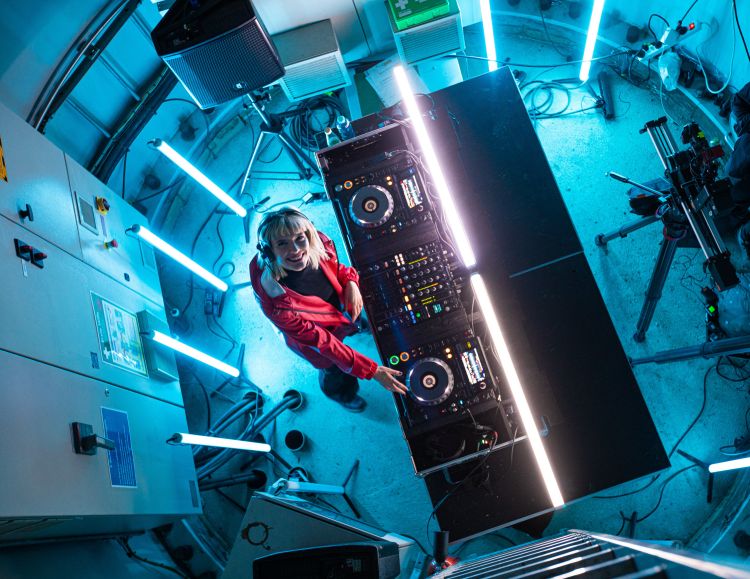 Bild Windrad-Festival - Aufnahmen im Wiener Kunstwindrad - DJ Anna Ullrich