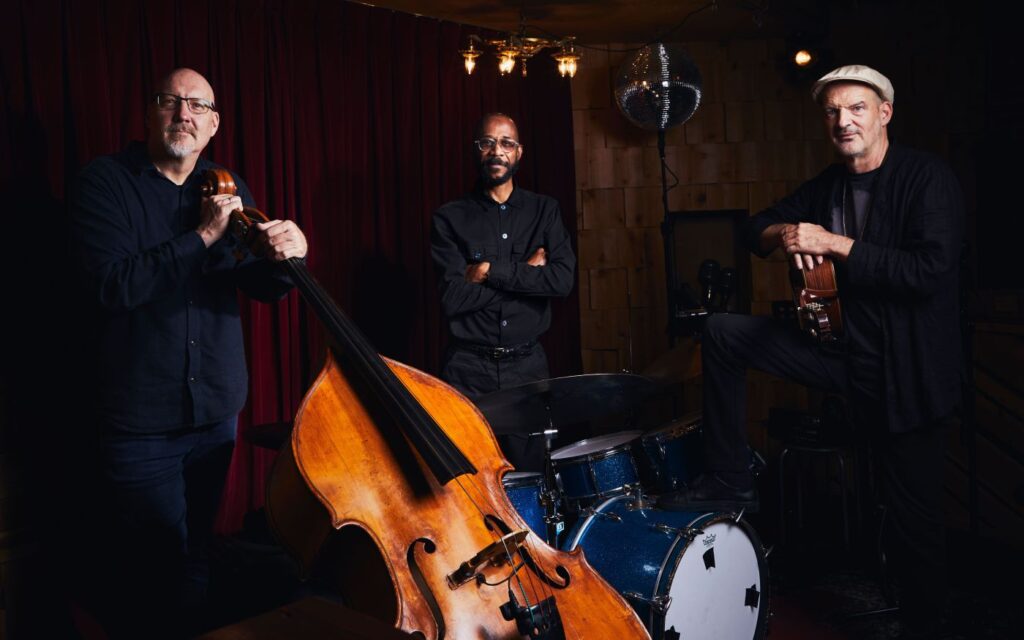 Bild des Trios Wolfgang Muthspiel, Scott Colley, Brian Blade