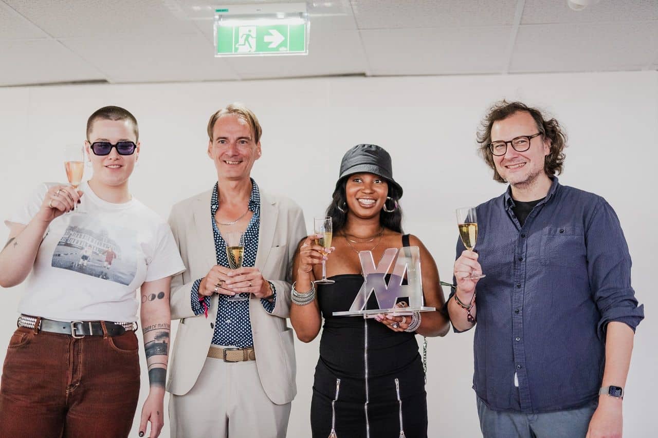 Bild XA – Export Award 2023 Gewinnerin BEX mit FARCE, Franz Hergovic (Austrian Music Export) und Thomas Heher (Waves)